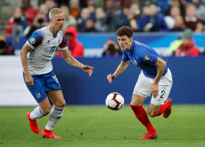 Nogomet se bo kmalu vrnil v Francijo, reprezentant te dežele Benjamin Pavard (desno) pa bo moral zaradi poškodbe še nekaj časa počivati. FOTO: Charles Platiau/Reuters