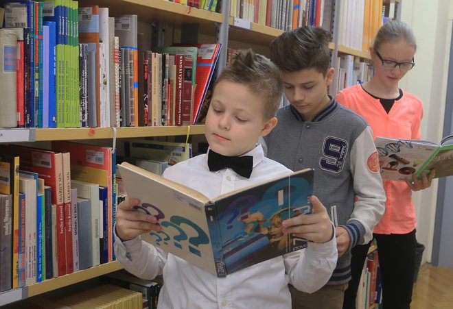 Literatura otrokom in mladim odlično odprira teme o staranju, saj ob branju literarnih del prebrano doživljajo skupaj z literarnimi junaki. Foto Tadej Regent