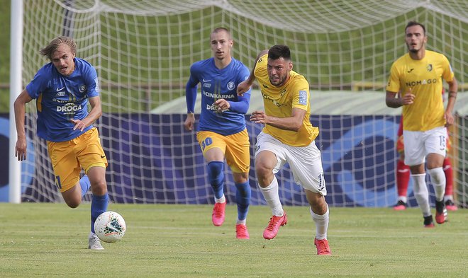 Dalmatinec Roko Baturina (v sredini) se je v Sp. Šiški brusil in izbrusil, njegove gole in igre pa bo bržkone vnovčil zagrebški Dinamo. Madžarski prvak Ferencvaros Dinamu ponuja več kot milijon evrov odškodnine za mladega napadalca&nbsp; FOTO: Jože Suhadolnik/Delo