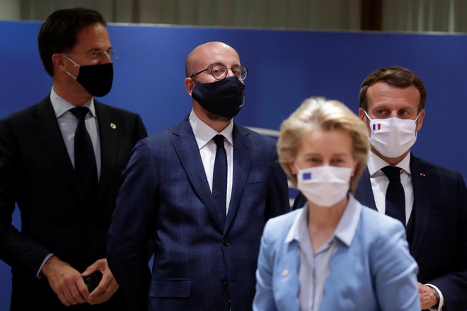 Nizozemski premier Mark Rutte, predsednik evropskega sveta Charles Michel, francoski predsednik Emmanuel Macron in predsednica komisije Ursula von der Leyen. Foto: Stephanie Lecocq/Reuters