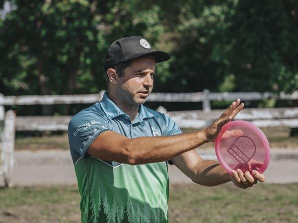 »Igra ni zapletena, za dobre rezultate pa je vendarle potrebnega nekaj znanja,« je na odprtju povedal predsednik Disc golf zveze Slovenije Boštjan Babič. FOTO: Vid Rotar/Kobilarna Lipica