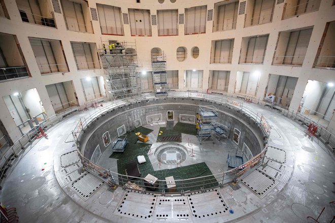 Notranjost zgradbe, kjer je ključni del projekta - tokamak. <br />
FOTO: Clement Mahoudeau/AFP