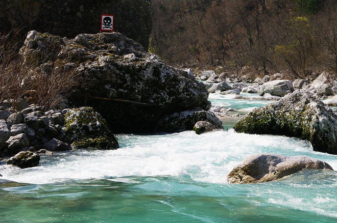 Soča je s svojimi pritoki pri kopalcih zelo priljubljena, a se mnogi ne zavedajo nevarnosti. Fotografija je simbolična. FOTO: Miljko Lesjak/GRS Tolmin&nbsp;