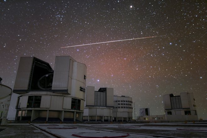 Sateliti so že doslej motili opazovanja, a jih ni bilo toliko, da se astronomi ne bi mogli prilagoditi. Svetla sled umetnega satelita je bila posneta nad Zelo velikim teleskopom observatorija Paranal v čilski puščavi Atakama. FOTO: Roger Wesson/Eso