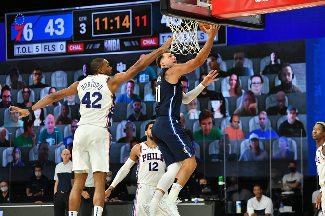 Luka Dončić je tudi med dvobojem s Philadelphio prihranil prestavo ali dve za nadaljevanje lige NBA in končnico. FOTO: Jesse D. Garrabrant/AFP