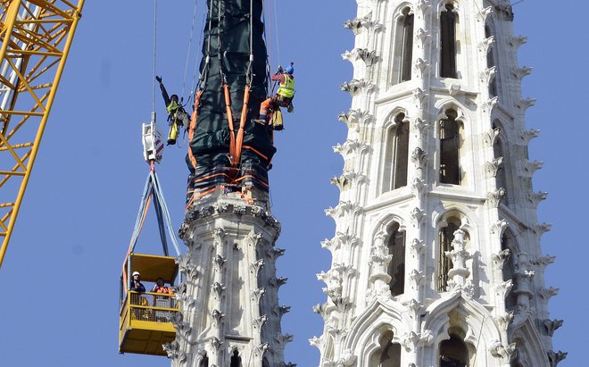 Povsem uničen je bil tudi vrh severnega stolpiča katedrale. Foto Bruno Konjević/Cropix