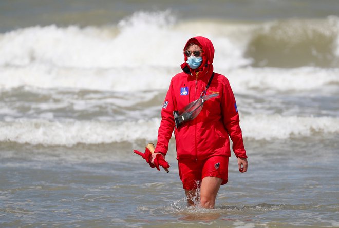 Glede nošenja mask so posebno strogi v letoviških krajih ob morju. Foto Reuters