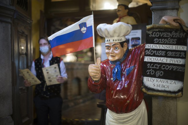 Tudi gostilne, ki veljajo za tipično turistične, imajo goste, večinoma iz Slovenije. FOTO: Jure Eržen/Delo