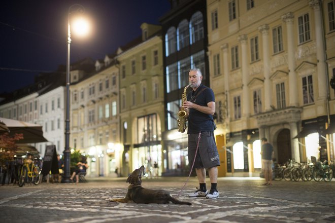 Uličnih glasbenikov je prav tako manj kot v preteklih poletjih, a še vedno je na osrednjih trgih slišati glasbo. FOTO: Jure Eržen/Delo