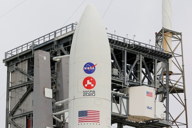 Raketa Atlas 5 podjetja United Launch Alliance je ena največjih raket za medplanetarne odprave. S to raketo je Nasa na Mars poslala tudi rover Curiosity in lander Insight. FOTO: Joe Skipper/Reuters