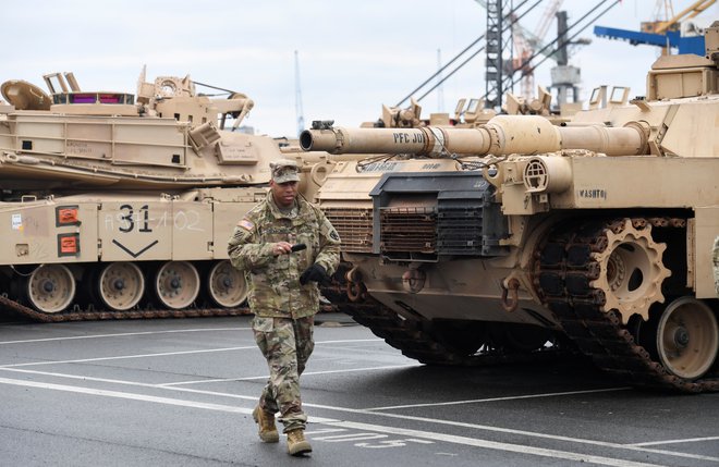 Ameriški tanki, tovornjaki in druga vojaška oprema bodo skupaj z delom ameriške vojske zapustili Nemčijo. FOTO: Reuters