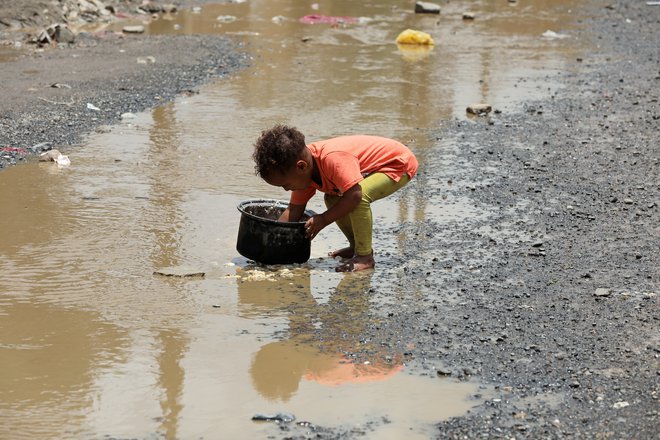 Stotisočim jemenskim otrokom grozi smrt zaradi lakote.<br />
FOTO: Khaled Abdullah/Reuters