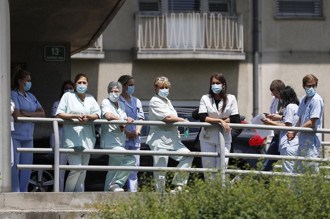 Medicinsko osebje infekcijske klinike je 1. junija pozdravljalo vojaška letala, ki so jih preletela v znak konca epidemije. Danes so okuženi spet tu. Foto Leon Vidic