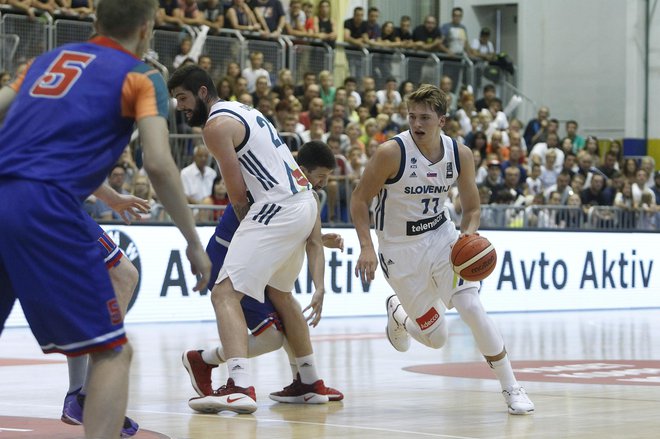 30. julija 2017 je Luka Dončić odigral prvo tekmo v slovenskem dresu v Rogaški Slatini, letos ga šele čaka glavni del lige NBA. FOTO Leon Vidic