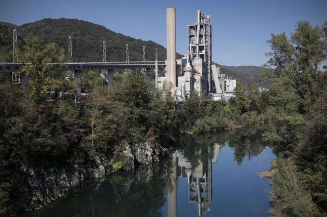 Iz cementarne Salonit Anhovo je medtem v Sočo izteklo nekaj olja. FOTO: Uroš Hočevar/Delo