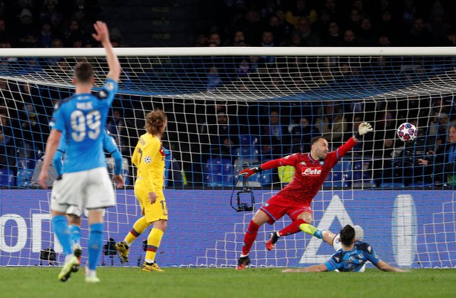 Na prvi tekmi v Neaplju (1:1 je Antoine Griezmann (v rumenem) prinesel Barceloni izenačenje po golu gostiteljev, ki ga je dosegel Dries Mertens. FOTO: Guglielmo Mangiapane/Reuters