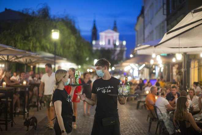 Gostov iz tujine je, vsaj v primerjavi z lani, le peščica, toda Ljubljana je ob večerih kljub vsemu polna ljudi, razpoloženje pa poletno. FOTO: Jure Eržen/Delo