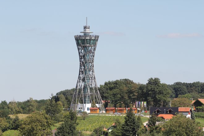 Razgledni stolp Vinarium nad Lendavo je že pet let ena najbolj obiskanih turističnih točk v Sloveniji. FOTO: Jože Pojbič/Delo