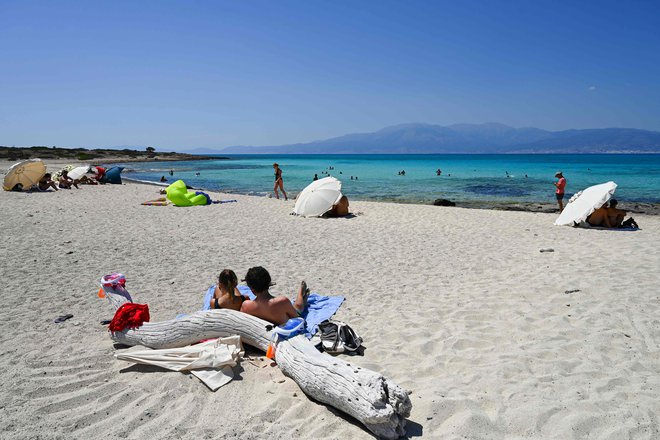 Pandemija je med gospodarskimi panogami v EU prizadela zlasti turizem in druge storitvene dejavnosti. FOTO: Aris Messinis/AFP