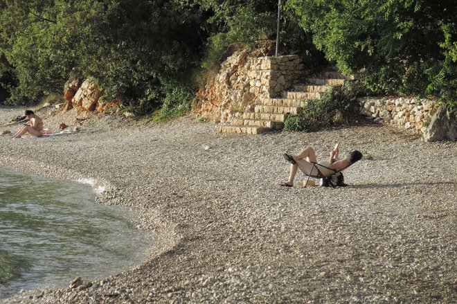 Letos je dopust pri sosedih drugačen. Fotografija je nastala julija na Krku. FOTO: Leon Vidic/Delo