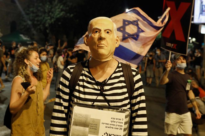 Protesti v Izraelu &ndash; sprva v liberalnem Tel Avivu, zdaj pa vse bolj tudi v Jeruzalemu &ndash; s kratkimi prekinitvami potekajo že poldrugi mesec. FOTO: Ahmad Gharabli/AFP