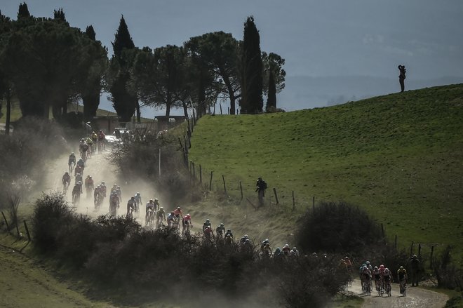 Kolesarje letos na Strade Bianche poleg makadama čaka še huda vročina. FOTO: Marco Bertorello/AFP