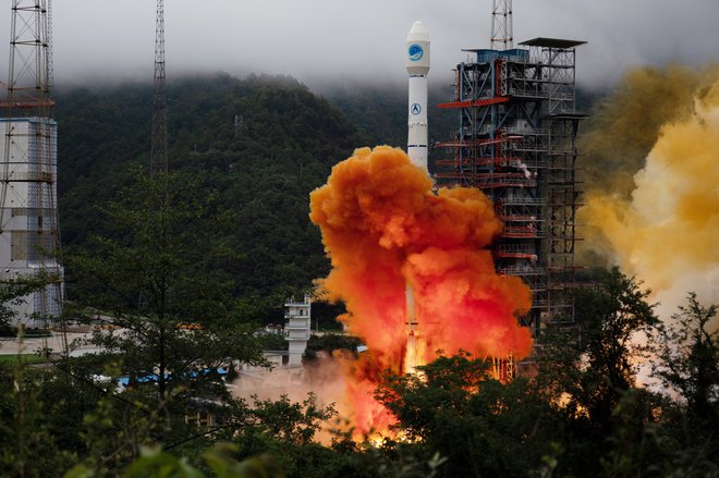 Včeraj je partijski in državni voditelj Xi Jinping, ki je tudi vrhovni poveljnik oboroženih sil, slovesno razglasil, da je navigacijski satelitski sistem BeiDou-3 (BDS-3) kompletiran. FOTO: China Daily/Reuters