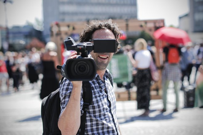 Javni linč ima največkrat majhen vžig. Neki zasebnik objavi na twitterju fotografijo, denimo s petkovih protestov, nato objavo začnejo širiti določeni strankarski mediji. FOTO: Uroš Hočevar/Delo