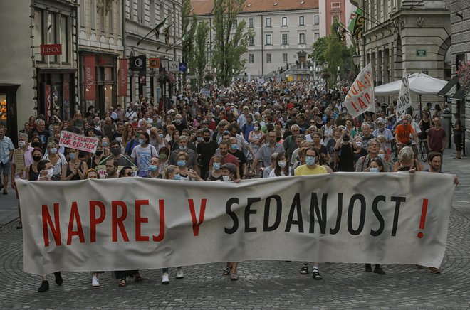 Protivladni protestniki so se zbrali petnajstič zapored. FOTO: Blaž Samec/Delo