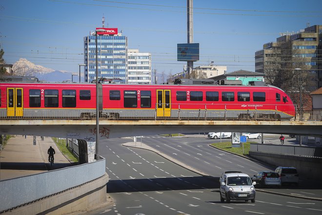 Že res, da je večina v času epidemije videla prazne ulice in ceste, a podatki, ki ji dobivamo zdaj, kažejo, koliko je to odneslo iz naših denarnic. Foto Jože Suhadolnik