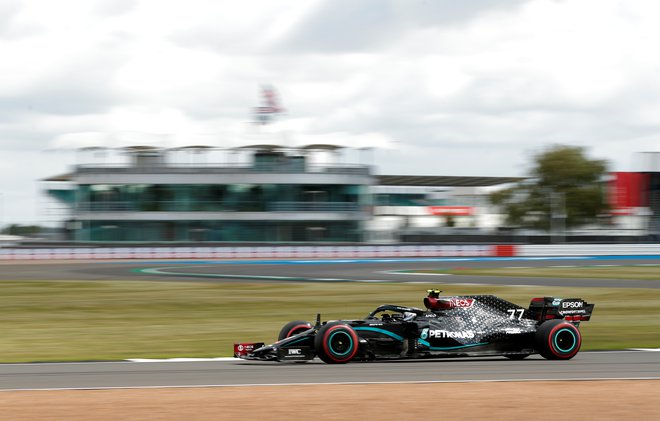 Mercedesov voznik Valtteri Bottas med zadnjih treningom. FOTO: Andrew Boyers Reuters