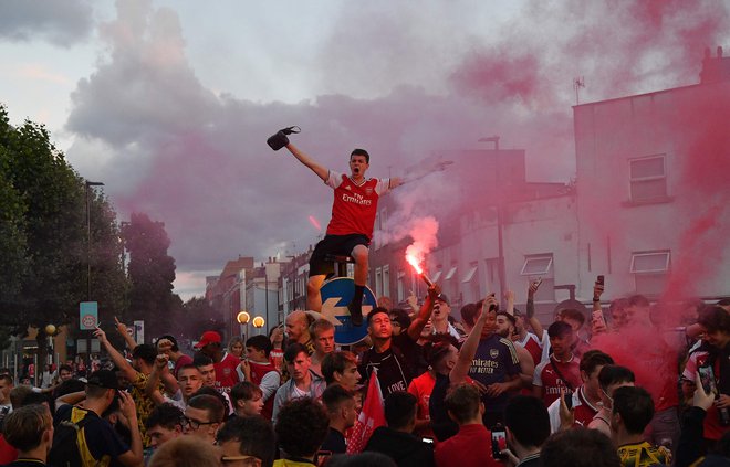 Pred štadionom Emirates je prišlo do velikega slavja Arsenalovih navijačev. FOTO: Justin Tallis/AFP
