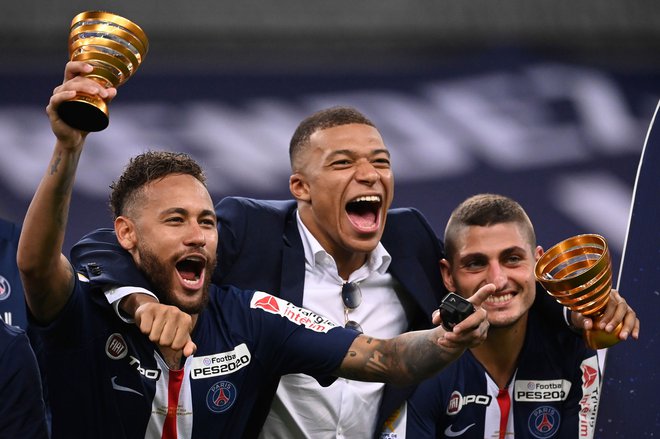 Pokalne lovorike PSG so se veselili tudi zvezdniki (z leve) Neymar, Kylian Mbappe in Marco Verratti. FOTO: Franck Fife/AFP