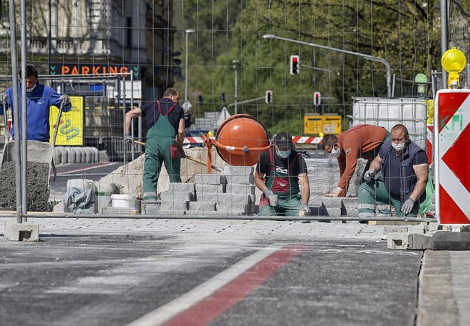 Med epidemijo nikomur med nami ni lahko, še težje pa je tistim, ki so ločeni od bližnjih. FOTO: Blaž Samec/Delo