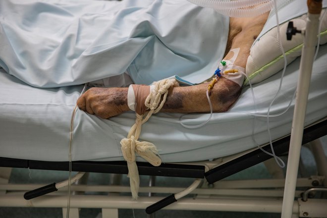 Pacient s covidom v beograjski bolnišnici. FOTO:&nbsp;Marko Djurica Reuters