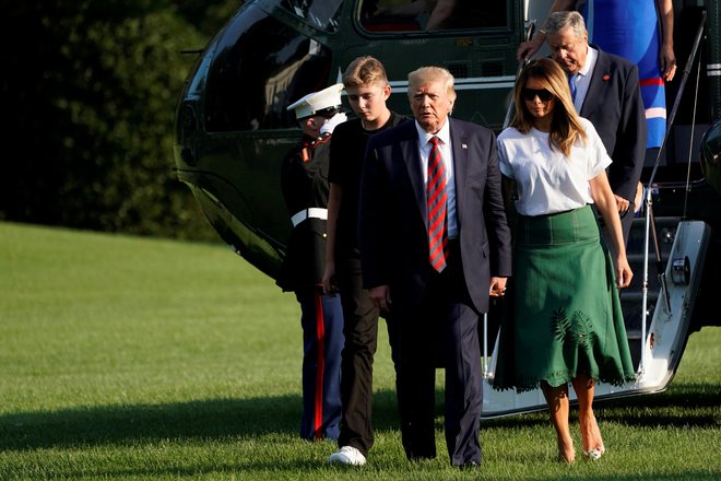 Spletni empati v gestah in pogledih predsednikove žene in sina prepoznavajo očitne znake žalosti in nestrinjanja s Trumpovo politiko. Foto Yuri Gripas/Reuters