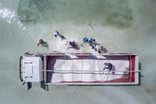 Delavci na slanišču Salar de Uyuni v Boliviji Foto Matjaž Krivic