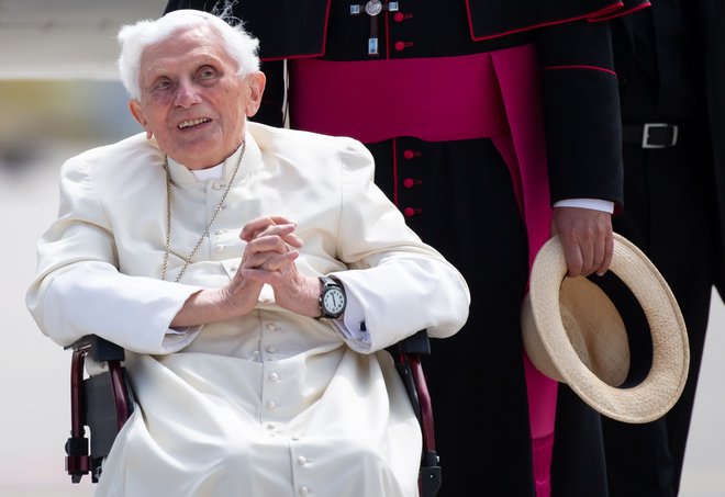 Zdravje zaslužnega papeža se je poslabšalo. FOTO: Sven Hoppe/AFP