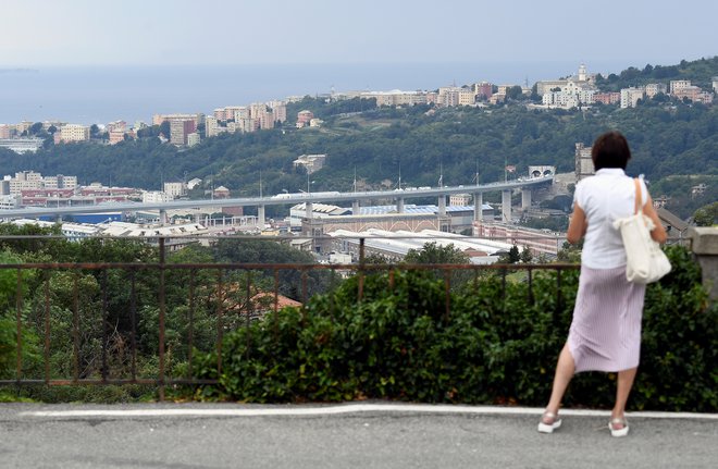 Novi viadukt so Genovčani dočakali brez odgovorov na bistvena vprašanja. Foto: Flavio Lo Scalzo/Reuters