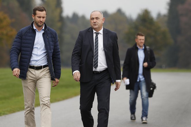 Predsednik NZS Radenko Mijatović (v sredini) in generalni sekretar Martin Koželj bosta v naslednjih tednih pozorno spremljala položaj klubov v 1. in 2. SNL. FOTO: Leon Vidic