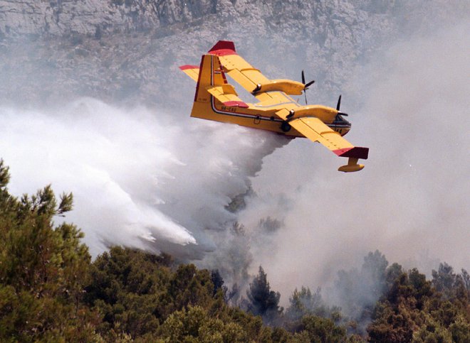 Gozdni požari so v okolici Splita pogosti. Fotografija je nastala pri gašenju enega izmed njih v prejšnjih letih. FOTO: Reuters