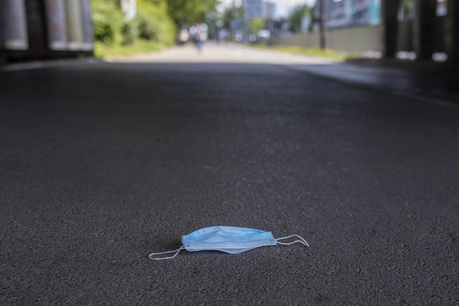 V Sripu za krožno gospodarstvo se bodo lotili iskanja rešitve tudi za maske. FOTO: Voranc Vogel/Delo