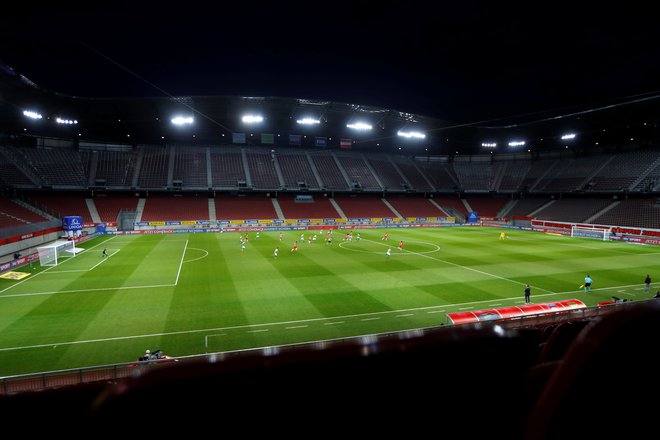 Na lepem celovškem štadionu vnovič ne bo prvoligaškega nogometa. FOTO: Leonhard Föger/Reuters