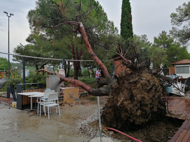 Nevihta na plaži v Strunjanu. FOTO: Lari Lehpamer