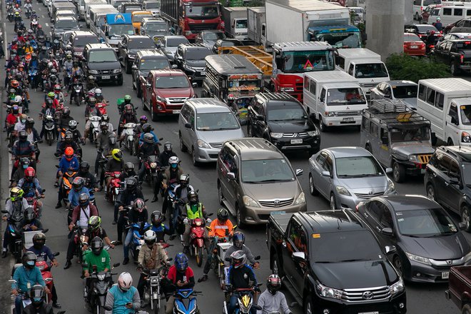 Gneča pred nadzorno točko v mestu Marikina vzhodno od Manile FOTO: Eloisa Lopez/Reuters