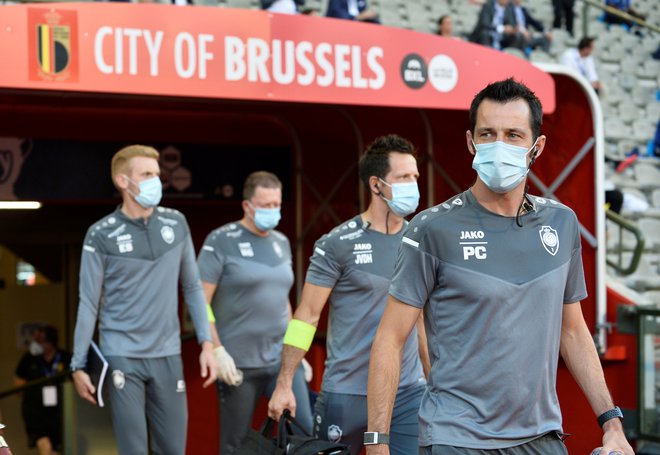 Nogometaši med tekmo ne nosijo zaščitnih mask, zato lahko pride pri kašlju do prenosa okužbe. Hkrati je namerno kašljanje v tekmeca agresivno dejanje, opozarja IFAB.