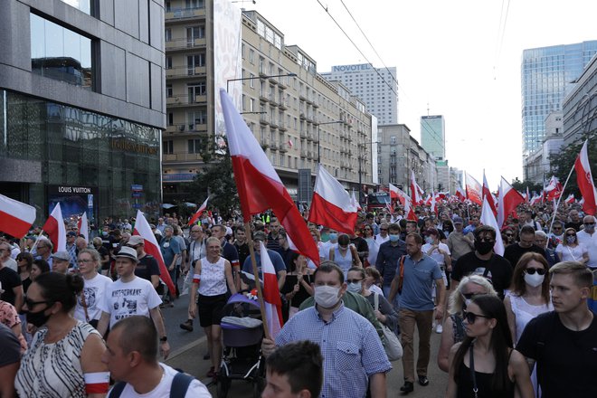 Udeleženci sobotnega shoda ob obletnici upora nacistom v Varšavi leta 1944. FOTO: Agencja Gazeta via Reuters