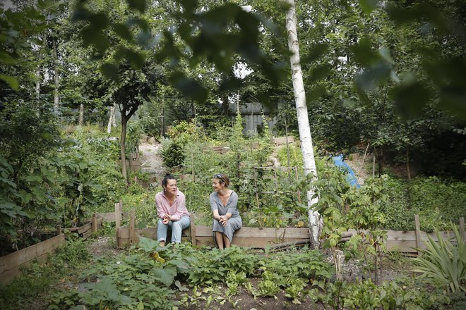 Polonca Lovšin in Urška Jurman sta med pobudniki skupnostnega vrta nasproti glavne železniške ostaje. Foto Uroš Hočevar