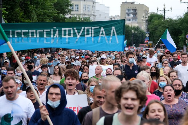 V soboto se je na protestih v Habarovsku in več mestih na ruskem daljnem vzhodu že četrtič zapored zbralo več deset tisoč ljudi. Foto Aleksander Janišev/AFP