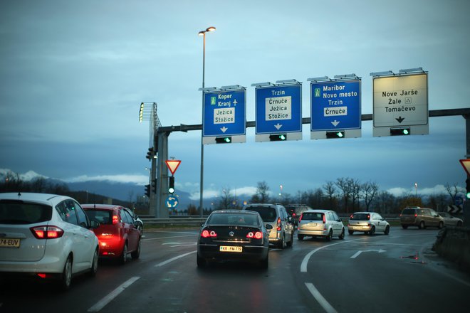 Enostavna krožišča z enim pasom voznikom načeloma ne povzročajo težav, zaplete se, ko je več voznih pasov. FOTO: Jure Eržen/Delo